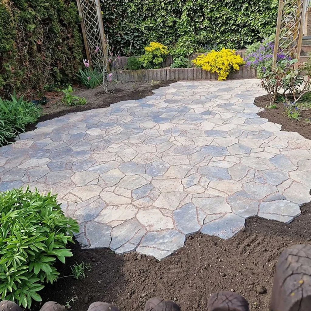 Garten- & Landschaftsbau Abitzsch in Merseburg - Leistungen - neu angelegte Gartenterrasse und Weg, die mit unregelmäßig geformten Pflastersteinen im Naturstein-Stil gestaltet wurden