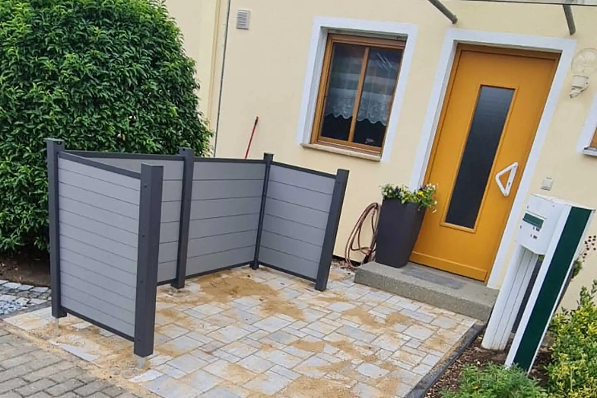 Garten- & Landschaftsbau Abitzsch in Merseburg - Sichtschutzzaun aus WPC (Wood-Plastic-Composite), der die Vorteile von Holz und Kunststoff vereint