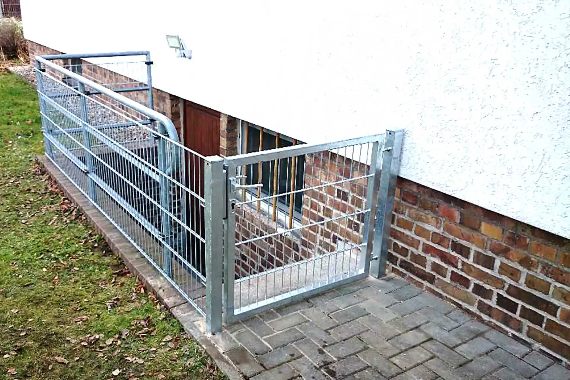 Garten- & Landschaftsbau Abitzsch in Merseburg - Leistungen - Metallgitter, das einen Kellerzugang oder eine Kellertreppe sichert.