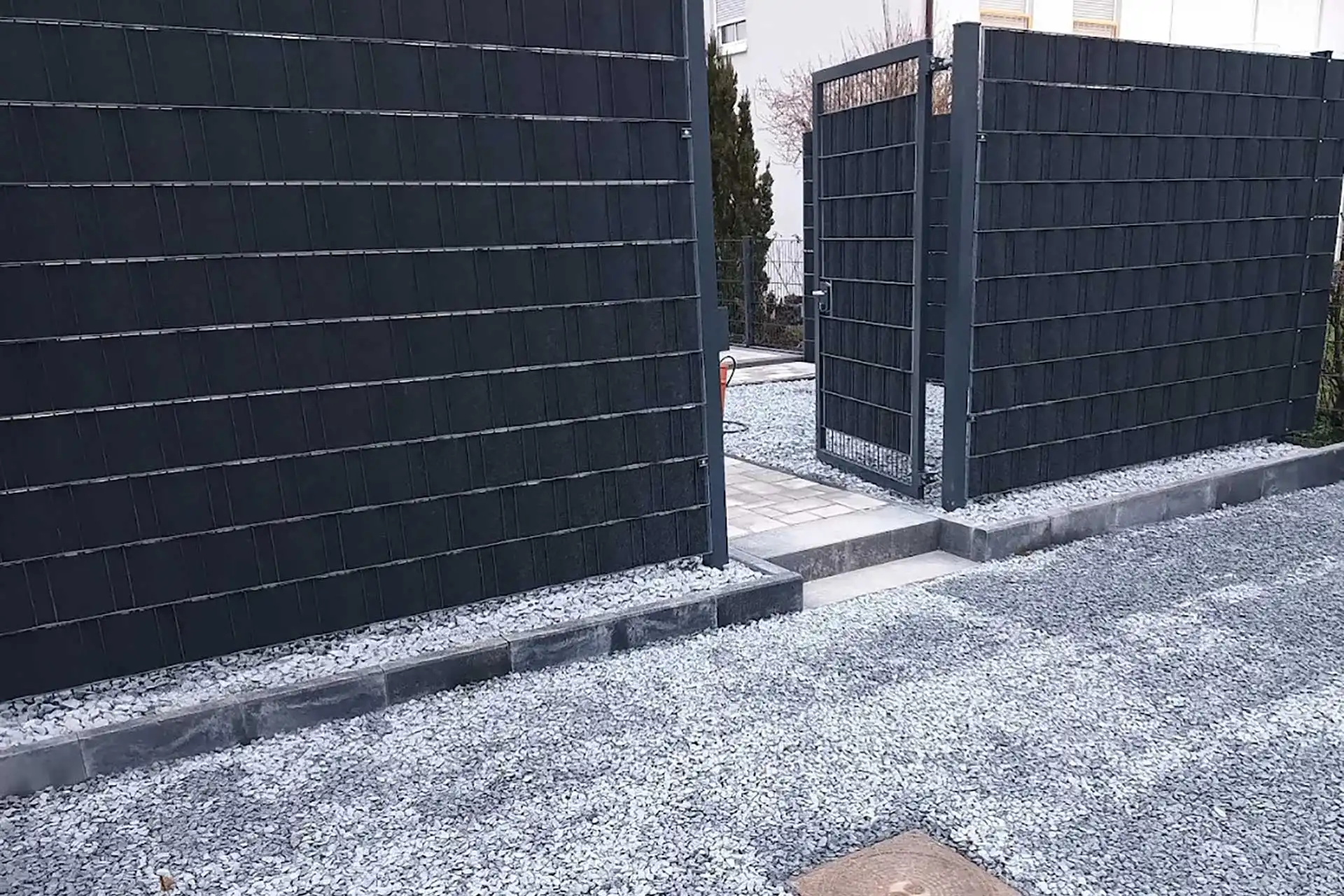 Garten- & Landschaftsbau Abitzsch in Merseburg - Leistungen - Doppelstabmattenzaun mit integrierten Sichtschutzstreifen und einem passenden Tor.