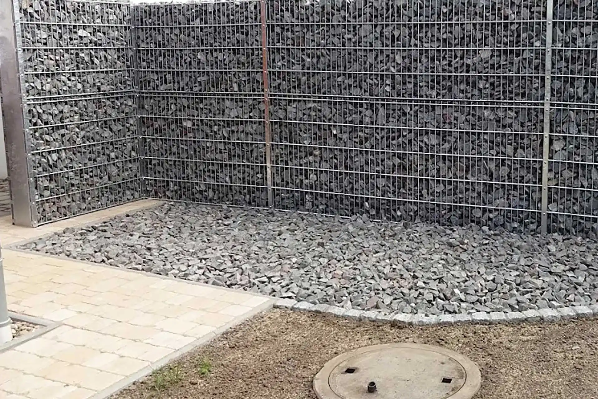 Garten- & Landschaftsbau Abitzsch in Merseburg - Leistungen - Gabionenzaun - mit Steinen gefüllte Drahtkörbe - langlebiger Sicht- und Lärmschutz, zur Grundstücksbegrenzung oder als dekoratives Element in der Landschaftsarchitektur