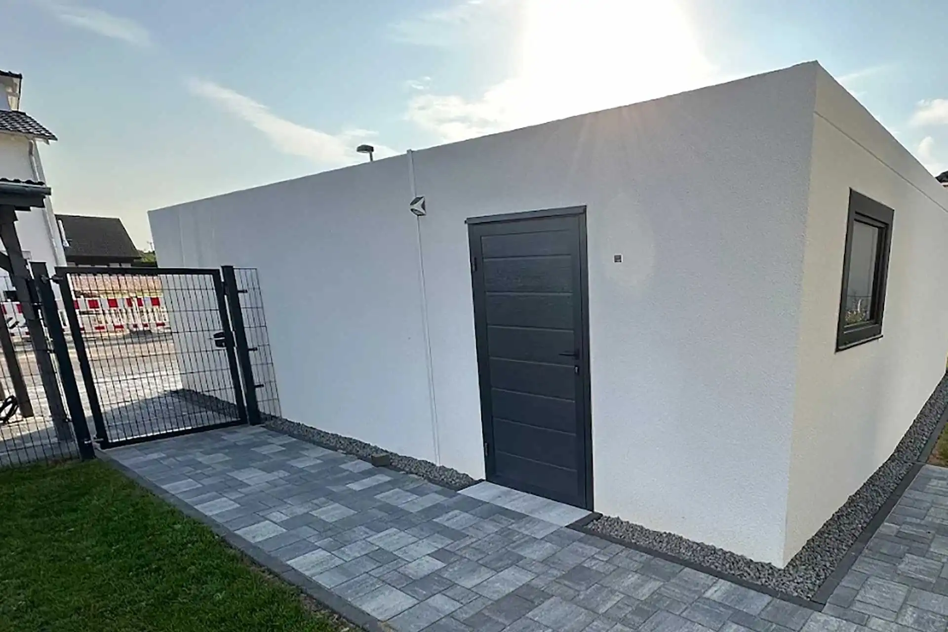 Garten- & Landschaftsbau Abitzsch in Merseburg - Leistungen - Gehweg mit Spritzschutz