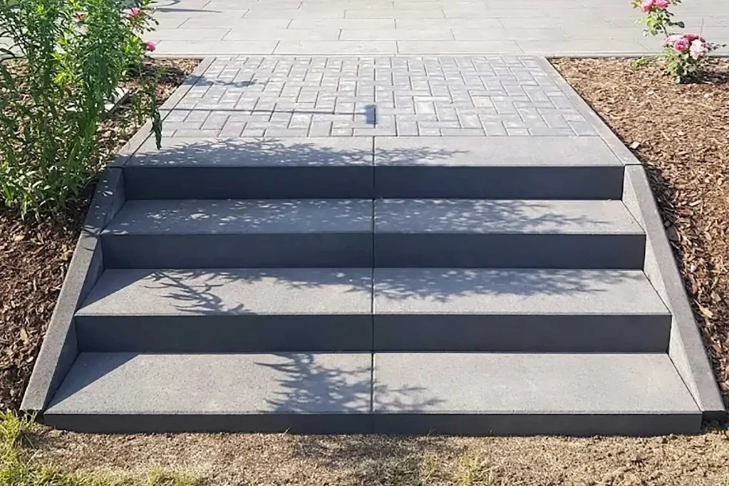 Garten- & Landschaftsbau Abitzsch in Merseburg - Leistungen - Blockstufen aus Beton - gleichen Höhenunterschiede aus und gliedern optisch die Gartenanlage