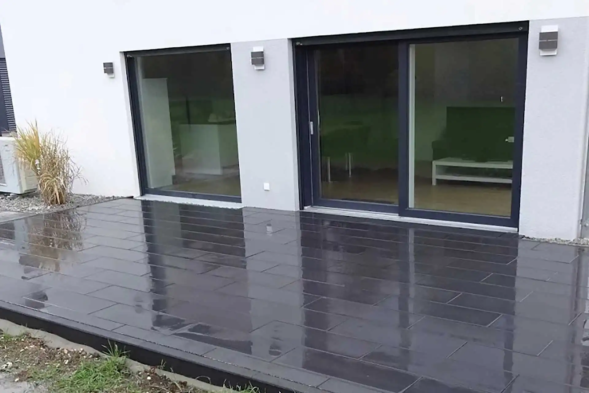 Garten- & Landschaftsbau Abitzsch in Merseburg - Leistungen - modern gestaltete Terrasse mit großformatigen, dunklen Bodenplatten