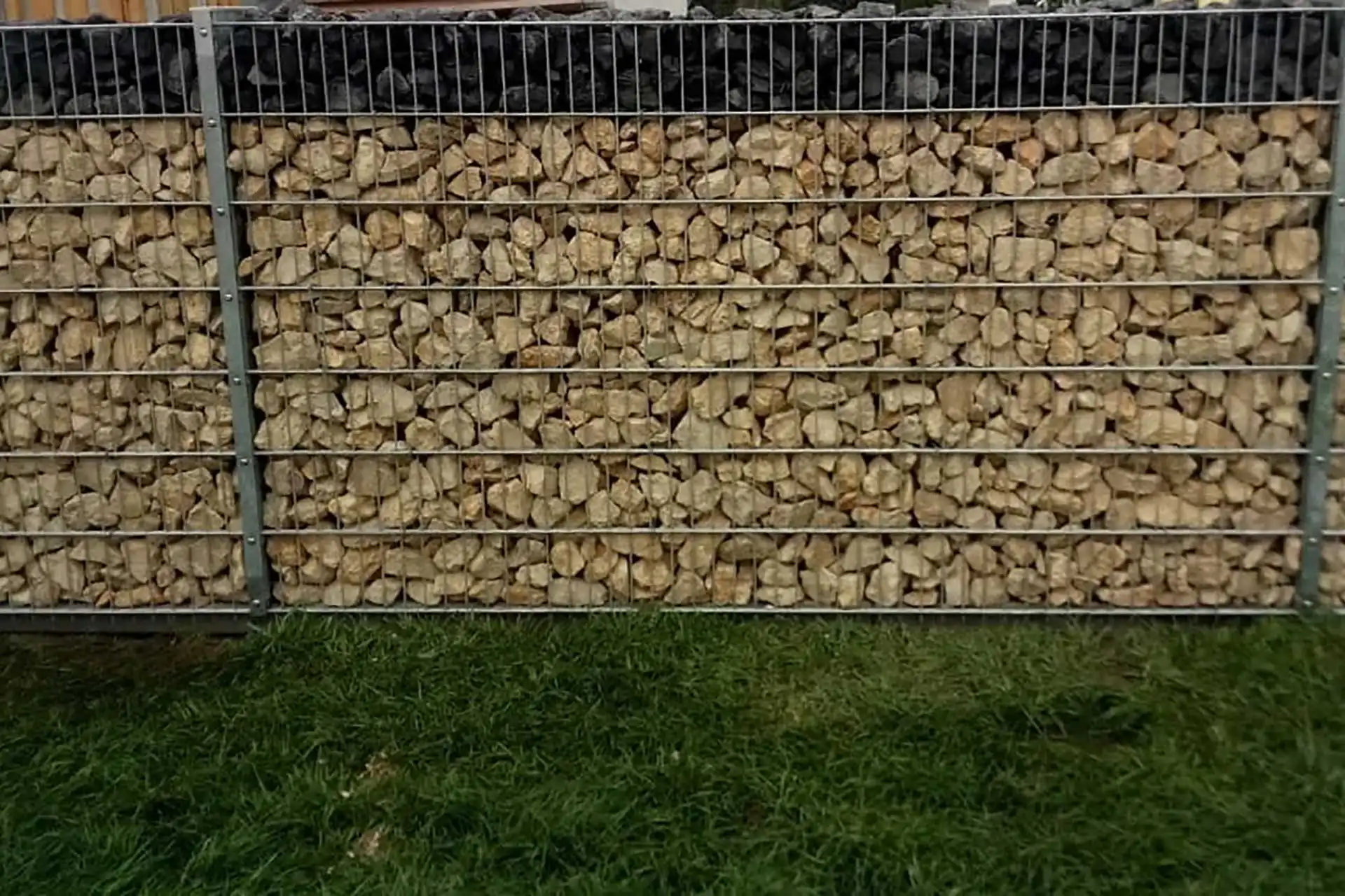 Garten- & Landschaftsbau Abitzsch in Merseburg - Leistungen - Zaun - Gabione, auch bekannt als Steinkorb oder Drahtschotterkasten- mit Steinen gefüllten Drahtkorb,